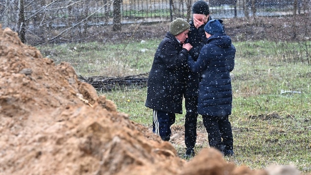 Weinende Menschen sind in Butscha derzeit keine Seltenheit. (Bild: AFP)