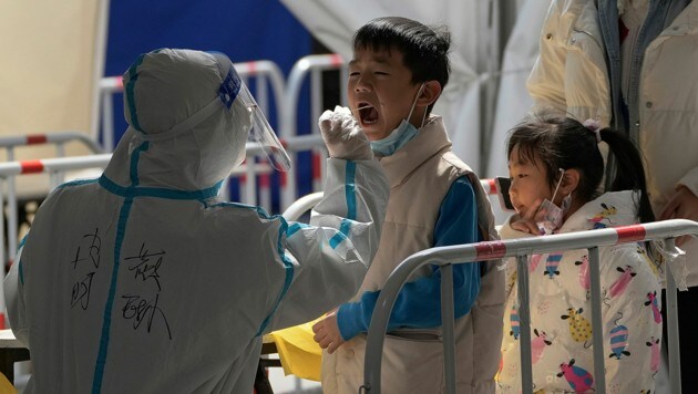 Ein Kind wird in Shanghai auf Corona getestet - ist es positiv und die Eltern negativ, muss der Kleine getrennt von seiner Familie in Isolation. (Bild: Associated Press)