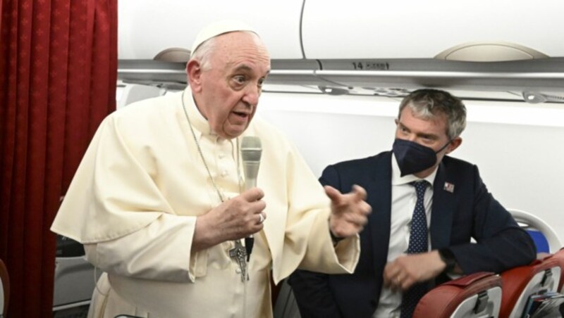 Papst Franziskus am Sonntagabend auf dem Rückflug von Malta. (Bild: AP)