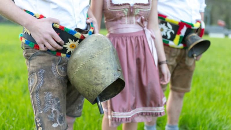 Das „Grasausläuten“ ist ein Tiroler Brauch, bei dem junge Männer mit Kuhglocken durch das Dorf ziehen. Durch das laute Läuten der Glocken soll der Winter aus den Tiroler Tälern vertrieben werden. (Bild: APA/JAKOB GRUBER)