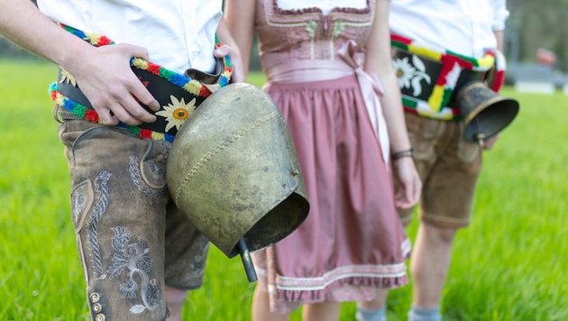 A "Grasausläuten" egy tiroli szokás, amelynek során fiatal férfiak tehénharangokkal vonulnak végig a falun. A hangos harangzúgás célja, hogy elűzzék a telet a tiroli völgyekből. (Bild: APA/JAKOB GRUBER)