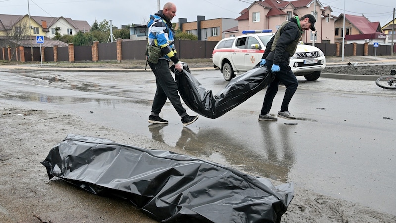 Archive photo from 2022: Helpers in Butscha remove the dead from the street. (Bild: AFP or licensors)