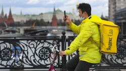 Ein Yandex.Eats-Fahrer in Moskau (Bild: AFP)