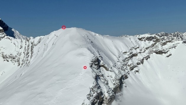 Der Deutsche war schon vom Gipfel (roter Kreis oben) abgefahren und wurde im Bereich des unteren roten Kreises tot gefunden. (Bild: ZOOM.TIROL)