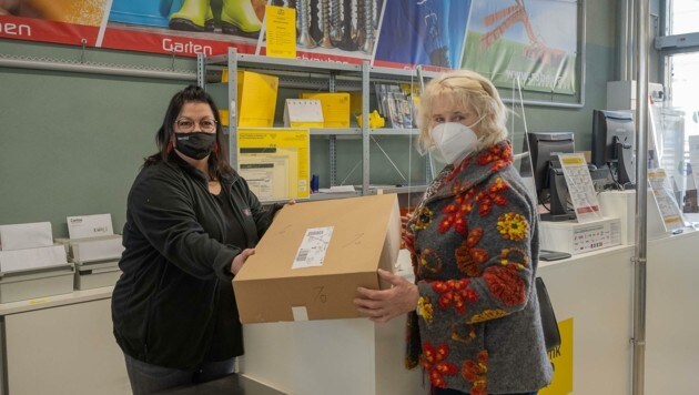 In Kremsmünster nimmt Baumarkt-Mitarbeiterin Susanne Auer (l.) nun auch Pakete entgegen. (Bild: Haijes Jack)