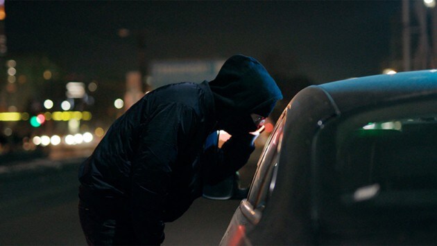 Nicht von einem Parkplatz, sondern aus einer Autoaufbereitungshalle wurde ein Fahrzeug gestohlen (Bild: stock.adobe.com,Krone Kreativ)