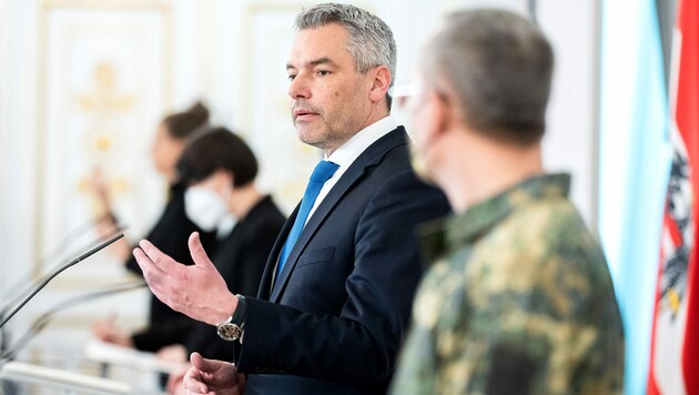 Bundeskanzler Karl Nehammer mit Mitgliedern der GECKO-Kommission (Bild: APA/GEORG HOCHMUTH)