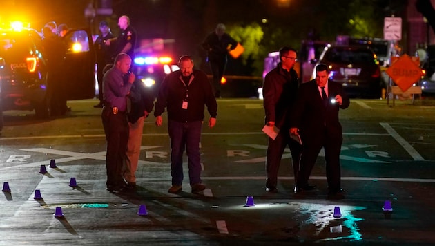 Ermittler am Tatort in der kalifornischen Hauptstadt (Bild: AP)