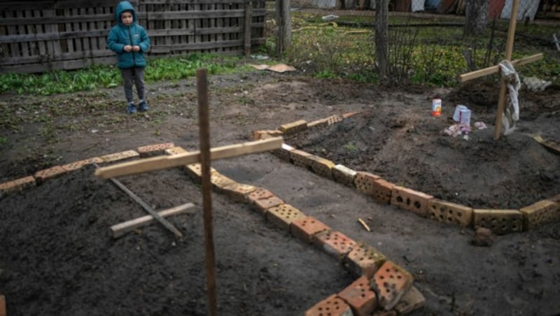 Gräber in Butscha: Die Ukraine beschuldigt die russische Armee, hier ein Massaker an Zivilisten verübt zu haben. (Bild: The Associated Press)