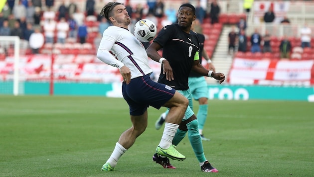 Jack Grealish (li.) im Duell mit David Alaba (Bild: GEPA )