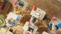 Große Klassen und Personalmangel sind die Hauptprobleme des Kärntner Bildungssystems. (Bild: Gorodenkoff Productions OU, stock.adobe.com)