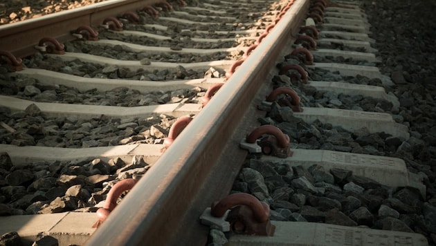 Der Verdächtige soll Betonsockel auf das Bahngleis geworfen haben. (Bild: Canva (Symbolbild))