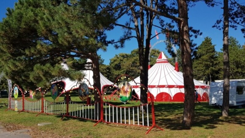 Derzeit ist ein Zirkus beim Südeingang des Kurparks aufgebaut. (Bild: Richard Stocker)