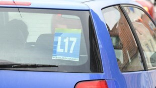Bei einer Ausbildungsfahrt entdeckte die Frau das Einschussloch. (Symbolfoto)