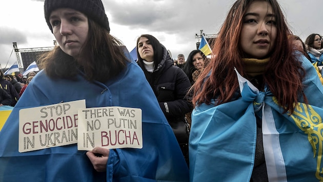 Kundgebung gegen die Kriegsverbrechen in der Ukraine (Bild: APA/AFP/Michal Cizek)
