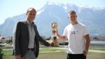 Patrick Pentz (re.) mit Papa Werner und dem Pokal zum Torhüter des Jahres 2020/21. (Bild: Tröster Andreas)