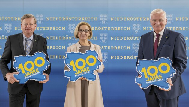 Stellten die Höhepunkte des Jubiläumsjahres 2022 vor: Landesrat Gottfried Waldhäusl, Landeshauptfrau Johanna Mikl-Leitner und LH-Stellvertreter Franz Schnabl (von links nach rechts). (Bild: NLK Filzwieser)