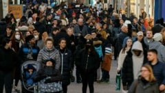 Eine überfüllte Wiener Mariahilfer Straße. Seit Mitte Februar gibt es im Handel keine G-Regel mehr. (Bild: APA/FLORIAN WIESER)