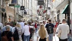 Österreicher und Deutsche statt Gäste aus Übersee: Auch in den heurigen Sommermonaten dürfte sich die Getreidegasse wieder mit vielen Gästen aus der Nachbarschaft füllen. (Bild: Tröster Andreas)