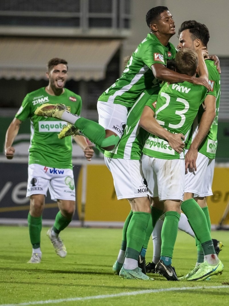 Am 21. August 2021 jubelten die Lustenauer um Torjäger Haris Tabakovic über einen 2:1-Heimsieg gegen Wacker Innsbruck. Der wäre im Falle eines Konkurses der Tiroler wertlos für die Tabelle. (Bild: Maurice Shourot)