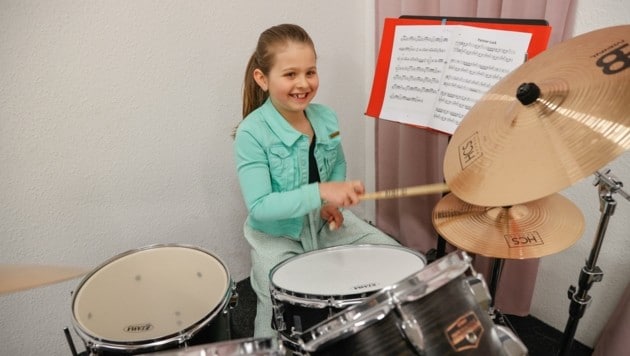 Ab und an spielt Paulina auch Schlagzeug im Proberaum im Keller. Es gehört ihrem kleinen Bruder. (Bild: Tschepp Markus)