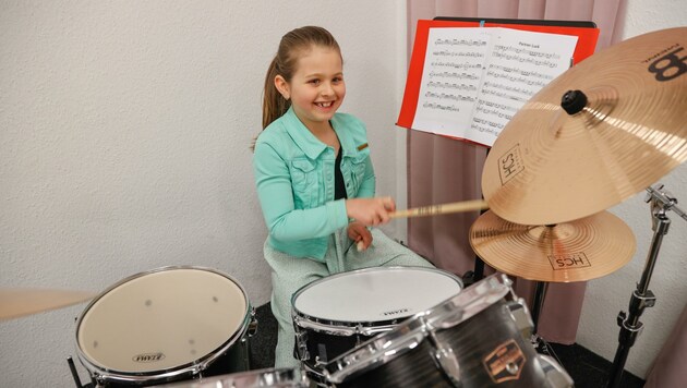 Ab und an spielt Paulina auch Schlagzeug im Proberaum im Keller. Es gehört ihrem kleinen Bruder. (Bild: Tschepp Markus)