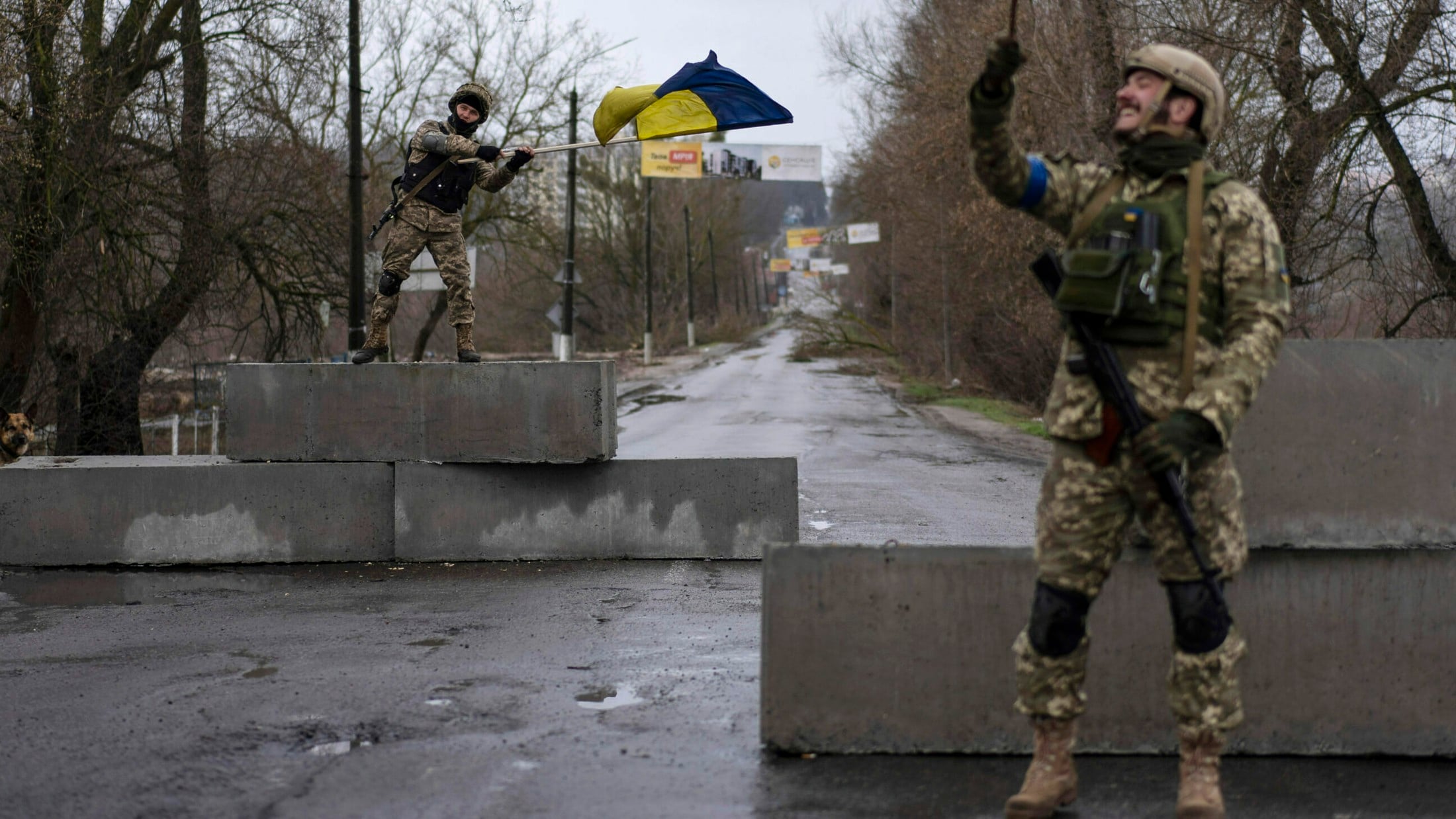 Krieg In Der Ukraine - Brand Auf Kreuzer + Fallschirmjäger Befreiten ...