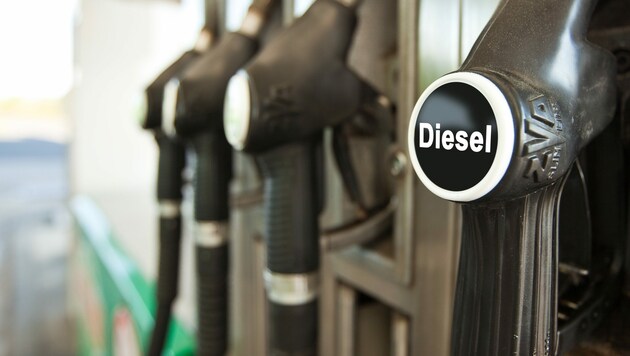 Am Sonntag tritt ein Importstopp für Diesel in Kraft - steigen nun die Preise an der Zapfsäule? (Bild: stock.adobe.com)