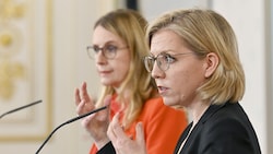 Wirtschaftsministerin Margarete Schramböck und Umweltministerin Leonore Gewessler ( (Bild: APA/HANS PUNZ)