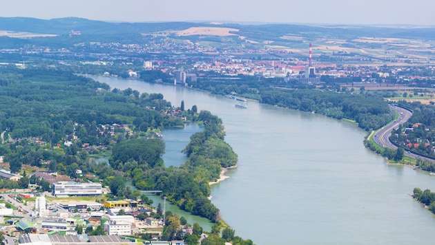 Klosterneuburg (links) liegt nicht an der Autobahn, aber sehr wohl im Schalltrichter der A 22 (rechts) am anderen Donauufer (Bild: stock.adobe.com)