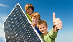 Der Ausbau von Fotovoltaik-Flächen soll – ganz im Sinne der Jugend – nachhaltig passieren. (Bild: stock.adobe.com)