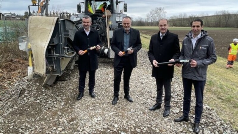 Baustellenbesuch: Landesrat Heinrich Dorner, Landeshauptmann Hans Peter Doskozil, Landesrat Leonhard Schneemann und Energie-Burgenland-Chef Stephan Sharma. (Bild: Schulter Christian)