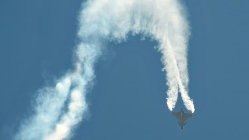 Ein Saab Gripen zeigt bei einem Display einen Abschwung. (Bild: REUTERS)