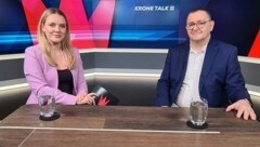 Hannes Derfler, Bezirkschef des 20. Wiener Gemeindebezirks, im krone.tv-Talk mit Moderatorin Raphaela Scharf. (Bild: krone.tv)