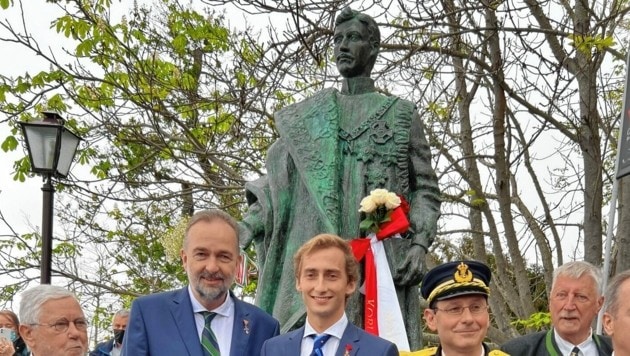 Tres generaciones: el emperador Carlos como estatua, el nieto Carlos Habsburgo, el bisnieto Fernando.  (Imagen: Colección Ingrid Schramm & Andrea)