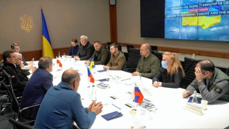 Die Regierungschefs der Slowakei, Sloweniens und Tschechiens waren bereits bei Wolodymyr Selenskyj in Kiew. (Bild: Ukrainian Presidential Press Office via AP)