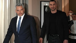 Bundeskanzler Karl Nehammer (ÖVP) und der frühere Box-Weltmeister und Bruder des Bürgermeisters von Kiew, Wladimir Klitschko, im Rahmen eines Treffens in einem Hotel in Berlin (Bild: APA/picturedesk.com/Harald Schneider)