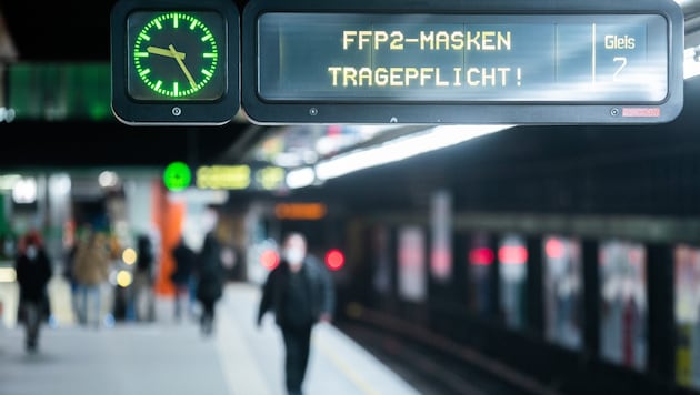 Noch gilt in allen Verkehrsmitteln und kostenpflichtigen Bereichen der Wiener Linien die FFP2-Maskenpflicht. (Bild: APA/Georg Hochmuth)