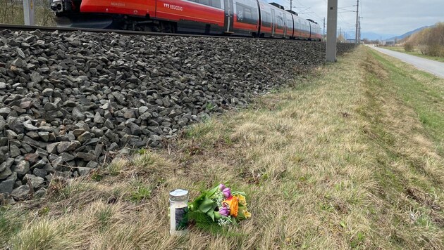 Für den Mischlingshund wurden am Unfallort Blumen und eine Kerze deponiert. (Bild: zoom.tirol)
