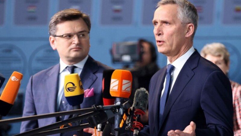 Der ukrainische Außenminister Dmytro Kuleba (links) und NATO-Generalsekretär Jens Stoltenberg (Bild: AFP)