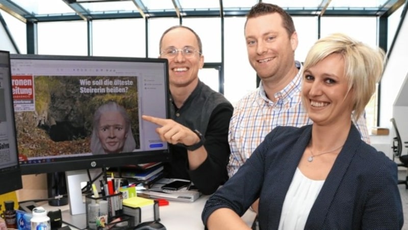 Besuch in der „Krone“-Redaktion: Melanie und Bernhard Flagl mit Redakteur Christoph Hartner. (Bild: Christian Jauschowetz)