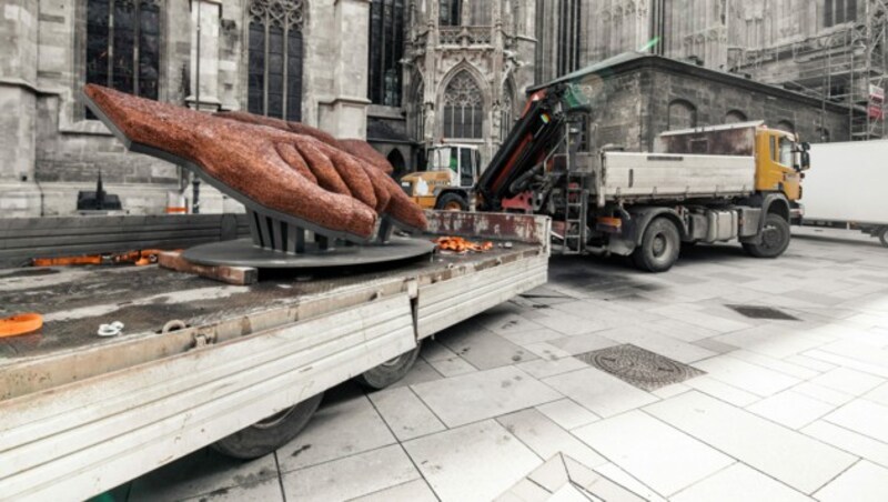 Einfach mal wegtragen? Nicht bei dem Gewicht der Skulptur, das auf bis zu vier Tonnen geschätzt wird. (Bild: Jolly Schwarz)