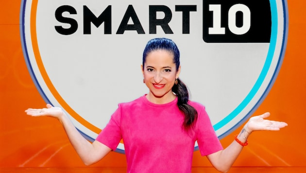 Caroline Athanasiadis präsentiert die Quizshow „Smart10: Das Quiz mit den zehn Möglichkeiten“ (Bild: ORF)