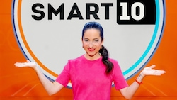 Caroline Athanasiadis präsentiert die Quizshow „Smart10: Das Quiz mit den zehn Möglichkeiten“ (Bild: ORF)