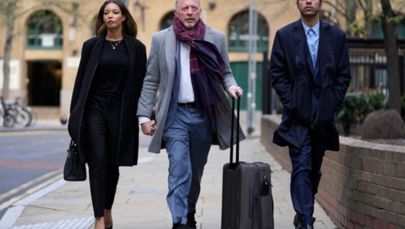 Boris Becker (Mitte) mit Partnerin Lilian de Carvalho Monteiro (links) und Sohn Elias Balthasar Becker (rechts) (Bild: AP)