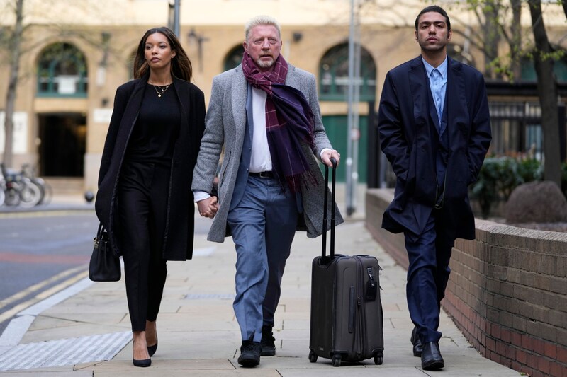 Boris Becker (Mitte) mit Partnerin Lilian de Carvalho Monteiro (links) und Sohn Elias Balthasar Becker (rechts) (Bild: AP)