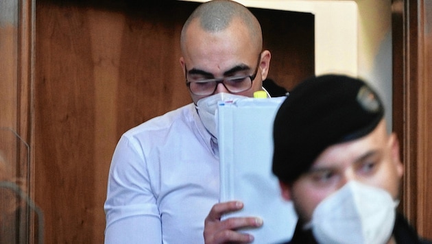 Der 25-jährige Algerier leugnet die Tat und sagt vor Gericht, sein Cousin sei es gewesen. (Bild: Sepp Pail)