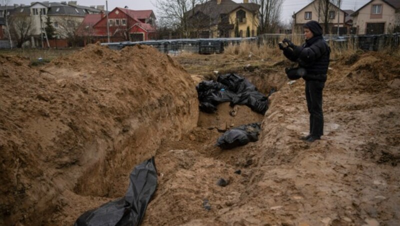 Ein Journalist an einem Massengrab in Butscha (Bild: AP)