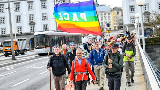 Am Donnerstag machten sich die Pilger in Linz auf den Weg. (Bild: Alexander Schwarzl)
