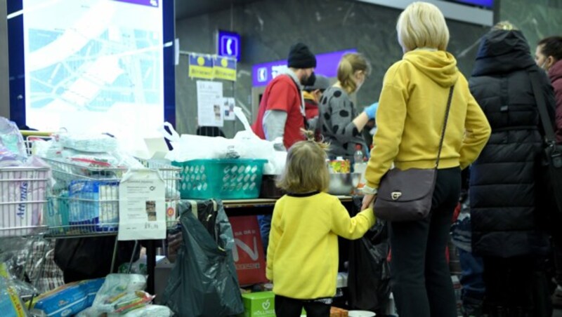 Vertrieben Ukrainer am Wiener Hauptbahnhof (Bild: APA/ROLAND SCHLAGER)